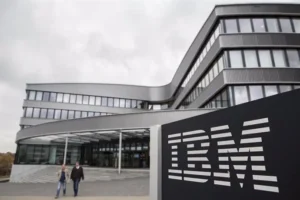 IBM reemplaza empleados masivamente